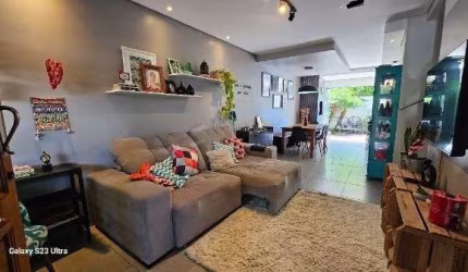 Casa em Porto Alegre, no bairro Hípica, com 3 dormitório(s), e 3 banheiros, à venda.
