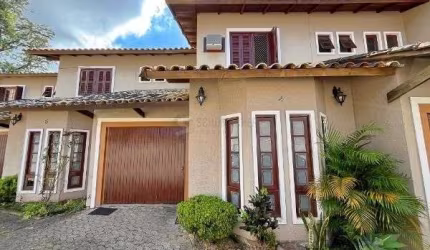 Casa Condominio em Porto Alegre, no bairro Ipanema, com 3 dormitório(s), e 3 banheiros, à venda.