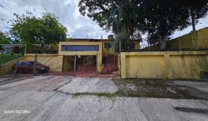 Casa em Porto Alegre, no bairro Belém Novo, com 3 dormitório(s), e 3 banheiros, à venda.