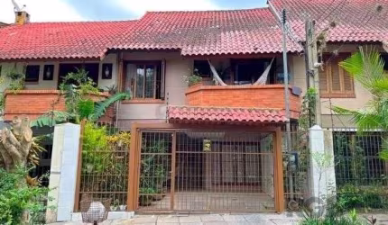 Casa em Porto Alegre, no bairro Guarujá, com 3 dormitório(s), e 3 banheiros, à venda.