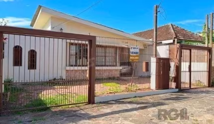 Casa em Porto Alegre, no bairro Ipanema, com 4 dormitório(s), e 4 banheiros, à venda.