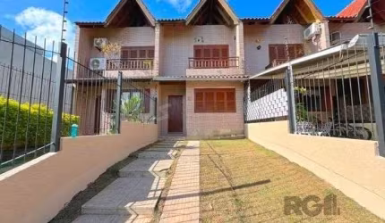 Casa em Porto Alegre, no bairro Guarujá, com 3 dormitório(s), e 3 banheiros, à venda.