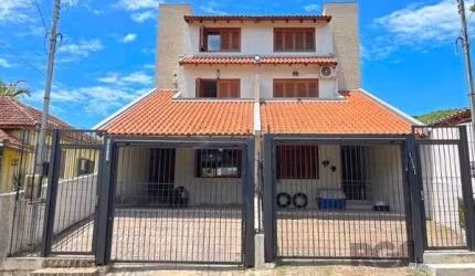 Casa em Porto Alegre, no bairro Tristeza, com 3 dormitório(s), e 3 banheiros, à venda.