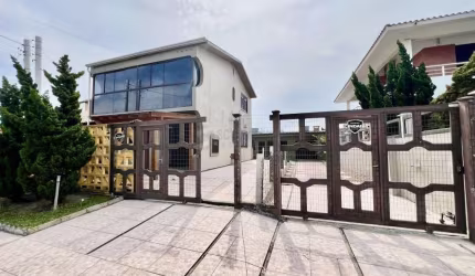 Casa ampla com pátio e 5 dormitórios, localizada no Centro de Imbé, a 200 metros do Mar.