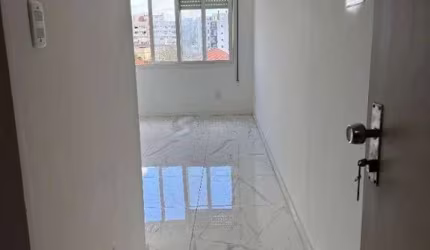 Apartamento com 54,70 m² de área privativa com dois dormitórios, sala, cozinha e área de serviço. Reformado. Piso porcelanato