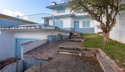 Casa com piscina em localização nobre no bairro Tristeza com vista para Rio Guaíba.