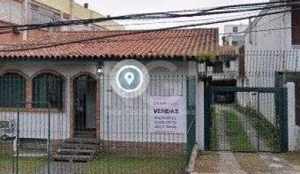Casa para Venda - 300m², 3 dormitórios, 3 vagas - Petrópolis