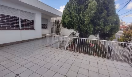 Casa à venda com 3 quartos, 1 vaga e pátio - Bairro Medianeira