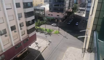 Cobertura de dois dormitórios ( uma suíte ) na Zona Nova de Capão da Canoa, próximo à Praça Boianowski