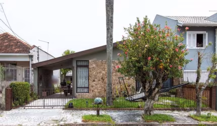 Casa térrea, 3 quartos, 2 banheiros, com pátio no Bairro Cavalhada