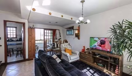 Casa com 161m² e 3 dormitórios com suíte, piscina no bairro Espírito Santo em PORTO ALEGRE