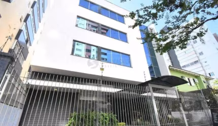 Sala de frente com vaga