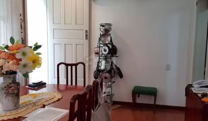 Casa para Venda - 250m², 5 dormitórios, 5 vagas - Jardim Botânico
