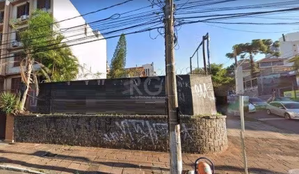 Terreno de esquina no bairro Petrópolis