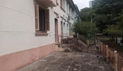 Sobrado no bairro Petrópolis com amplo terreno