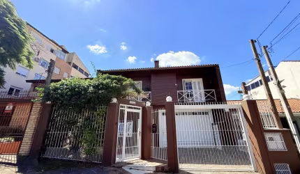 Casa 4 dormitórios sendo 1 suíte bairro Chácara das Pedras em Porto Alegre