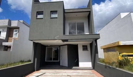 Casa com 03 Dormitórios / Amplo Terraço e Pátio
