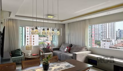 APARTAMENTO MOBILIADO COM PLANTA DIFERENCIADA E ÓTIMA LOCALIZAÇÃO