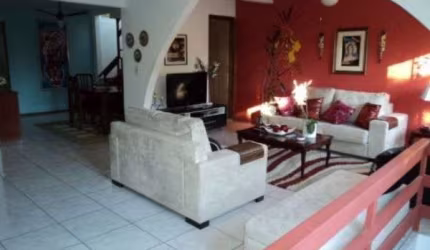Casa para Venda - 450m², 3 dormitórios, 1 vaga - Floresta
