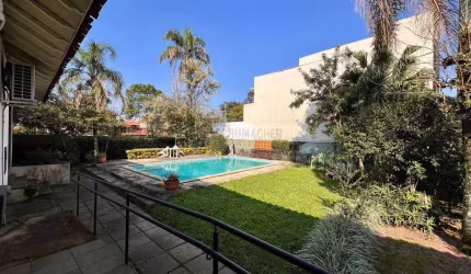 Casa térrea, com 3 dormitórios, sendo 2 suítes, 5 vagas, piscina, no bairro Ipanema, em Porto Alegre, RS