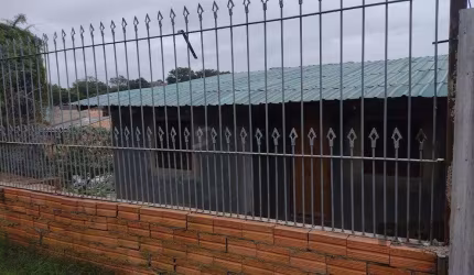 Casa de dois dormitórios localizada no Bairro Nonoai
