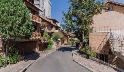 Vende-se ampla casa em condomínio com 3 quartos, suite master, sacada, perto da Encol - 292m² - Bela Vista
