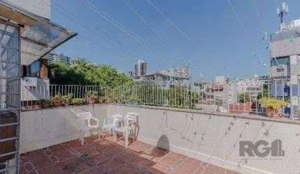 Vende-se excelente cobertura 2 quartos com suíte, 3 vagas de garagem com 156m² no Petrópolis