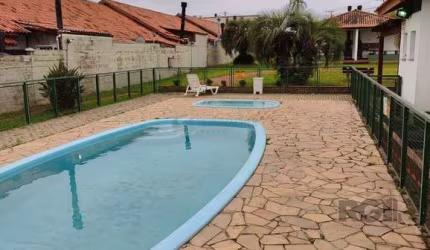 Casa com 2 dormitórios em condomínio fechado em Canoias