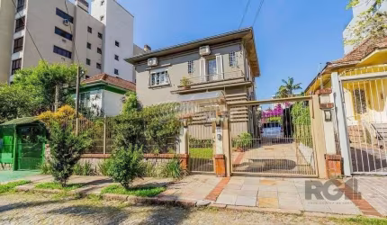 Casa 3 dormitórios, sendo 1 suíte, 636,29 m² de área privativa e 5 vaga(s) de garagem. Localizado na Rua Zamenhoff, no bairro São João em Porto Alegre.