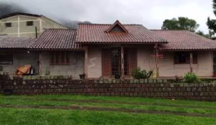 Casa em Porto Alegre, no bairro Campo Novo, com 3 dormitório(s), e 3 banheiros, à venda.