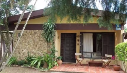 Casa em Porto Alegre, no bairro Ipanema, com 3 dormitório(s), e 3 banheiros, à venda.