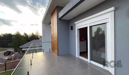 Linda Casa Ampla com 3 Suítes Construída Recentemente em Condomínio no Bairro Nobre de Gramado