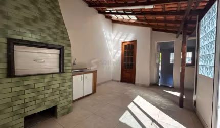 VENDA- Casa de condomínio 2 quartos, 1 vaga de garagem, reformada e churrasqueira- Hípica