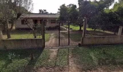 Casa com 2 dormitórios e amplo terreno em Viamão.