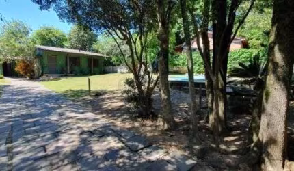 Casa em Porto Alegre, no bairro Ponta Grossa, com 3 dormitório(s), e 3 banheiros, à venda.
