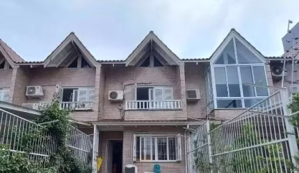 Casa em Porto Alegre, no bairro Guarujá, com 2 dormitório(s), e 2 banheiros, à venda.