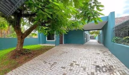 Ampla casa térrea com 3 dormitórios e 6 vagas de garagem.