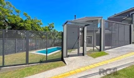 Casa em Porto Alegre, no bairro Jardim Isabel, com 3 dormitório(s), e 3 banheiros, à venda.