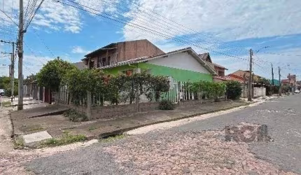 Casa em Porto Alegre, no bairro Hípica, com 2 dormitório(s), e 2 banheiros, à venda.