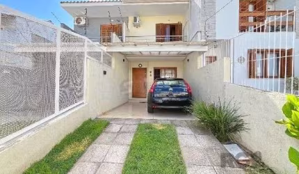 Casa em Porto Alegre, no bairro Guarujá, com 2 dormitório(s), e 2 banheiros, à venda.