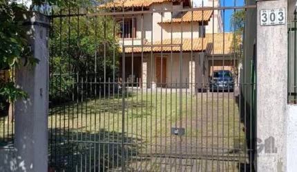 Casa sobrado 3 dormitórios, 1 suíte, vaga de garagem, Bairro Imbuí