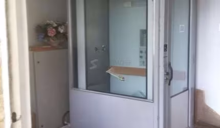 Casa com potencial residencial ou comercial, localizada em frente à Avenida Cristóvão Colombo.