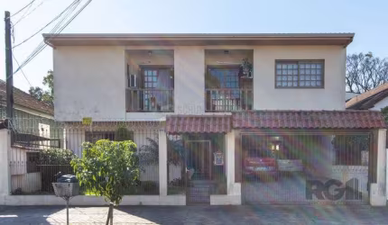 Casa de alvenaria, 3 quartos, 1 suíte, 4 banheiros e 5 vagas de garagem.