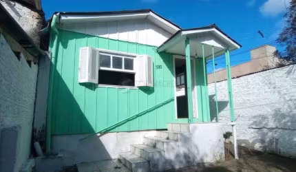 Casa térrea de 2 quartos, sala, cozinha, banheiro social e pátio.