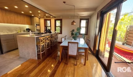 CASA ESPETACULAR EM PETRÓPOLIS - 3 SUÍTES + 2 BANHEIROS - GARAGEM PARA 4 CARROS - CÓD. RP390775