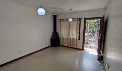 Casa com 03 quartos e 01 vaga no Bairro Cristal