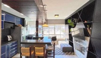 Elegante Apartamento Mobiliado com Suíte, Churrasqueira e 1 Vaga no Menino Deus - 73m²
