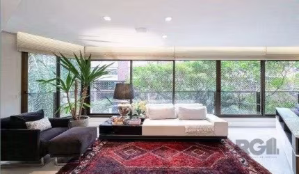 Apartamento de 192m² com 3 Suítes, 3 Vagas e Móveis Planejados de Alto Padrão Próximo à Praça da Encol
