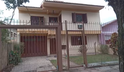 Casa 03 dormitórios, com páteo