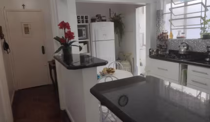 Apartamento 2 dormitórios com sacada no Bairro Santana.